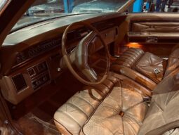 
										1976 Lincoln Continental Town Coupé plné									