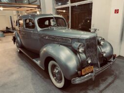 
										1938 Packard Eight plné									