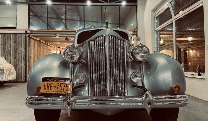 
								1938 Packard Eight plné									