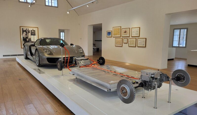 
								Rodný dům Ferdinanda Porsche plné									