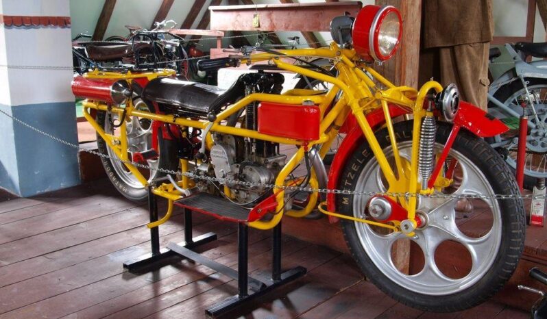 
								Muzeum motocyklů a jízdních kol Kašperské Hory plné									