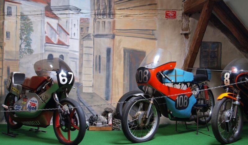 
								Muzeum motocyklů a jízdních kol Kašperské Hory plné									