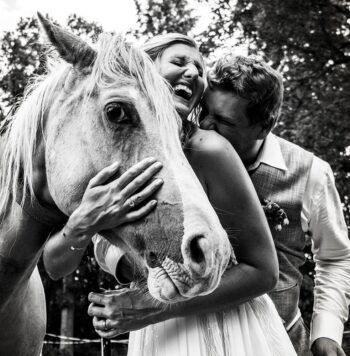 Dva svatební fotografové