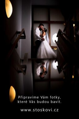 
										Dva svatební fotografové plné									