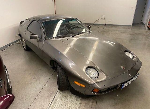 
								1983 Porsche 928 plné									