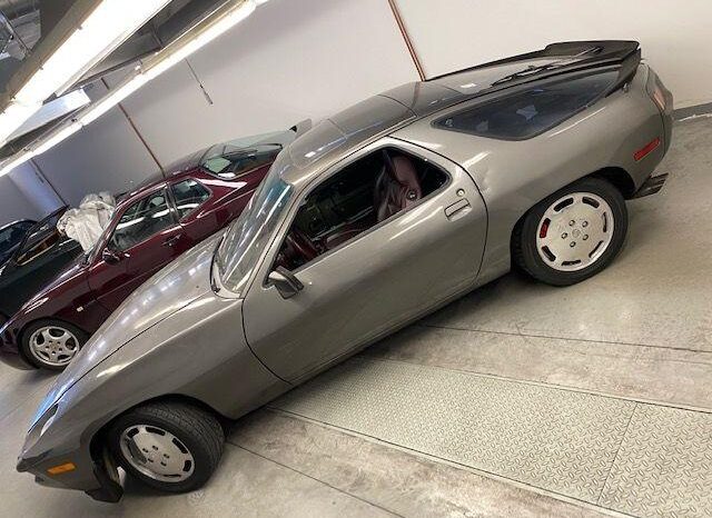 
								1983 Porsche 928 plné									