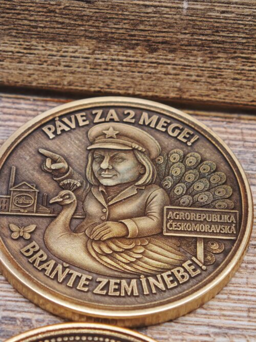 Agrobaronka na pávu - satirická pamětní mince