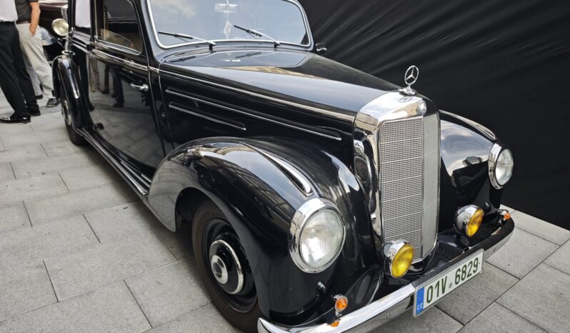 
								1953 Mercedes-Benz 220 W187 plné									