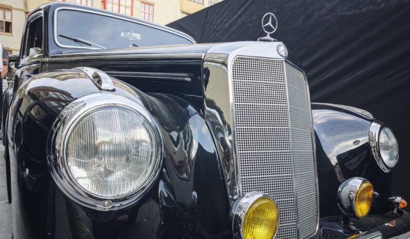 
								1953 Mercedes-Benz 220 W187 plné									