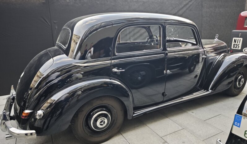 
								1953 Mercedes-Benz 220 W187 plné									