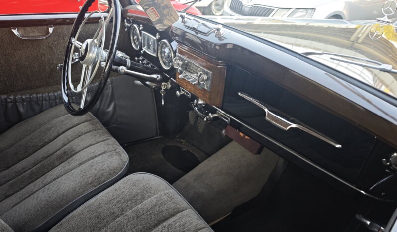 
								1953 Mercedes-Benz 220 W187 plné									