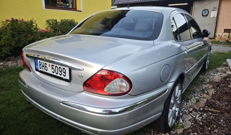 
								2001 Jaguar X-Type plné									