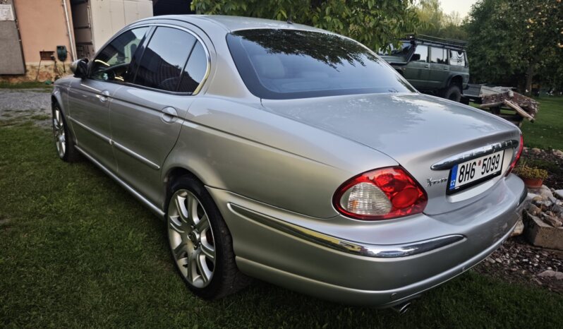 
								2001 Jaguar X-Type plné									