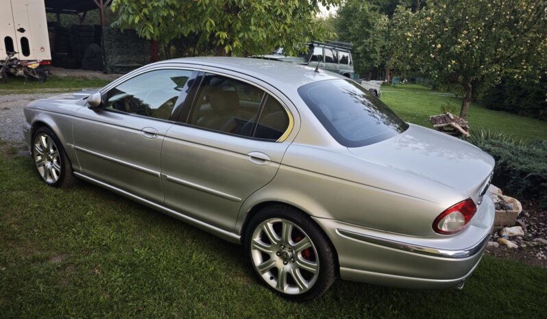 
								2001 Jaguar X-Type plné									