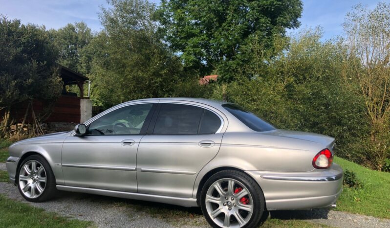 
								2001 Jaguar X-Type plné									