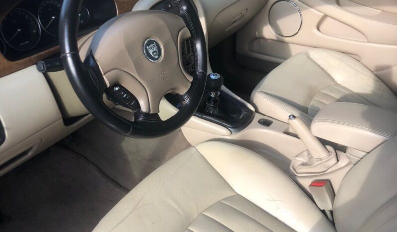 
								2001 Jaguar X-Type plné									