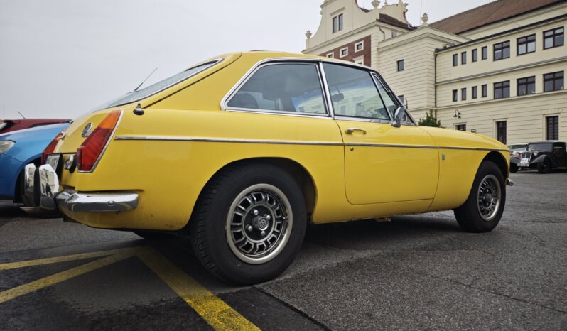 
								1974 MG B GT plné									