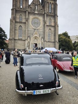 
										1953 Mercedes-Benz 220 W187 plné									