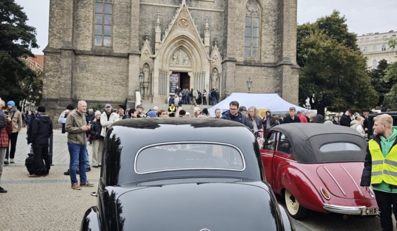 
								1953 Mercedes-Benz 220 W187 plné									
