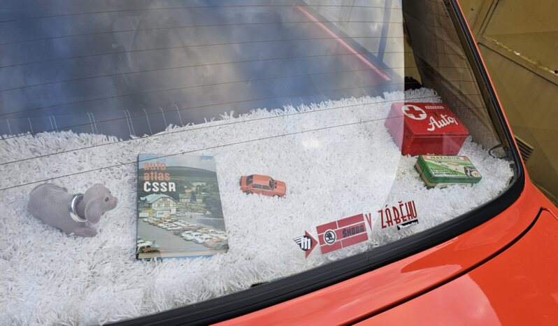 
								1983 Škoda 105 + kempík plné									